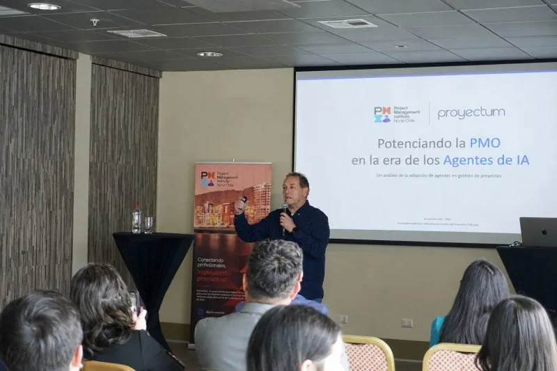 Rodrigo Sandoval durante su charla sobre agentes de IA en la PMO