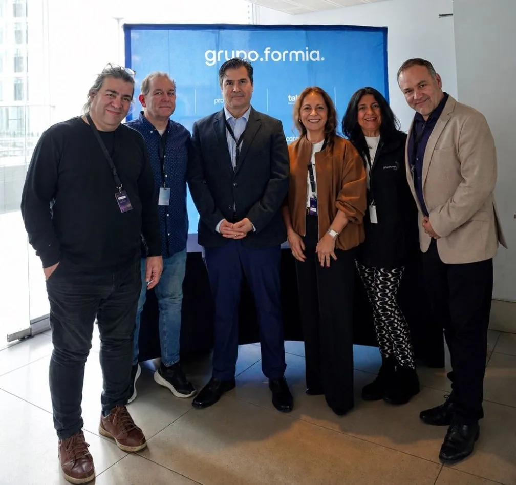 Parte del equipo de Grupo Formia junto a representantes de PMI Norte Chile