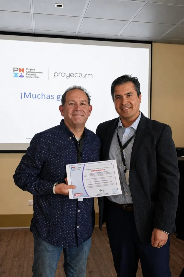 Rodrigo Sandoval recibe el reconocimiento de PMI Norte Chile por su charla